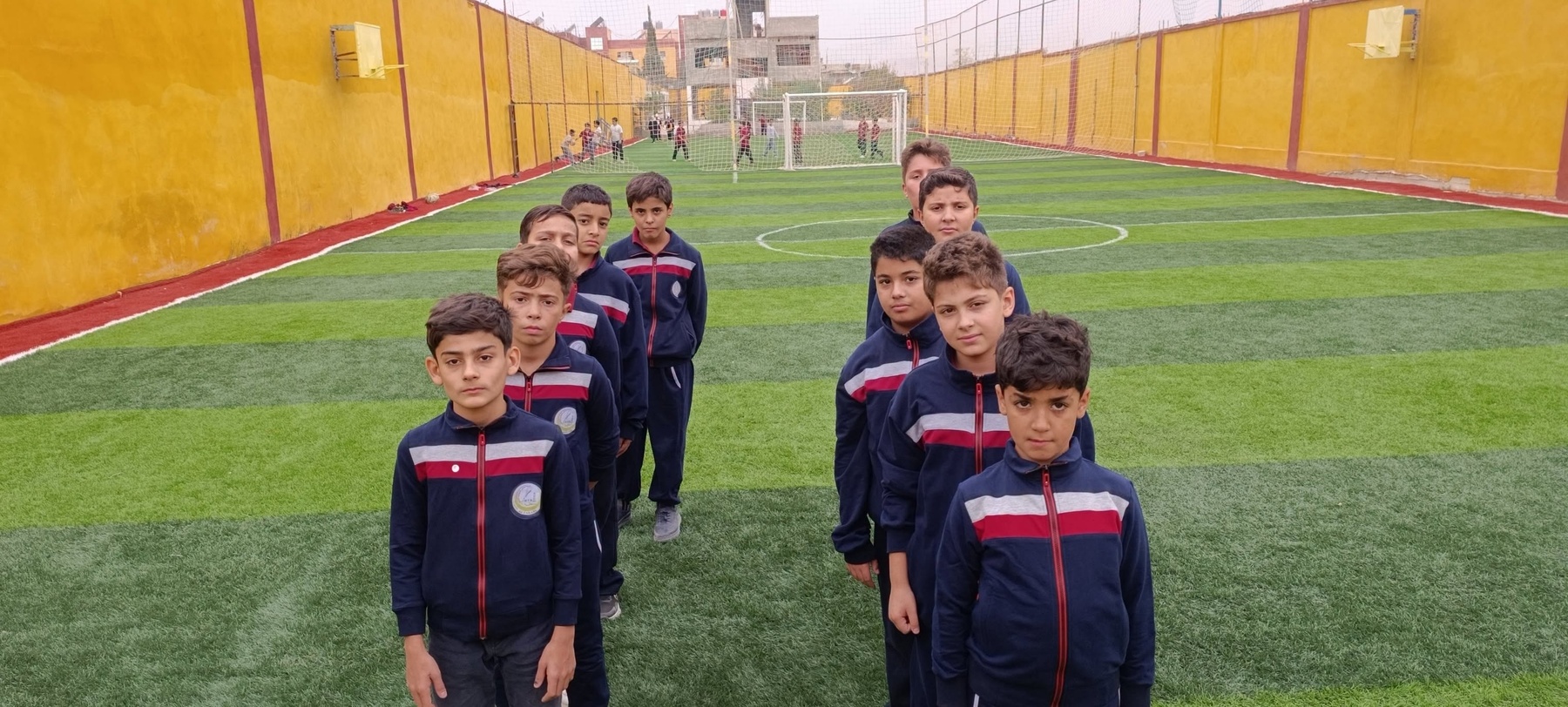 نشاط رياضي في ملعب المدرسة